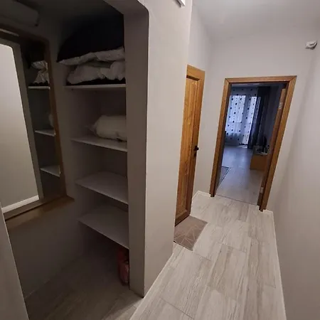 Demokratsia Apartman *